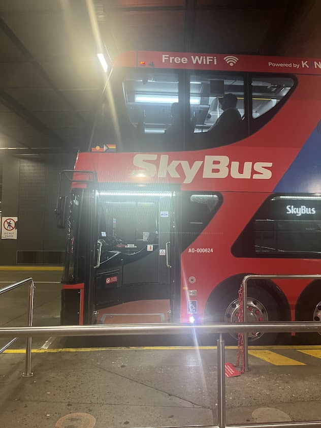 メルボルン空港のSkyBus（赤い2階建ての空港シャトルバス）